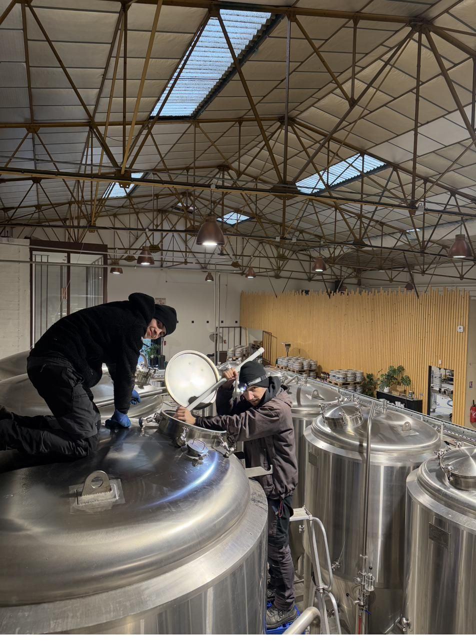 Brasseur au travail sur un fermenteur